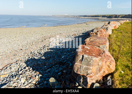 Steinen und Platten bei Ebbe am Strand von Lilstock, Somerset. Stockfoto