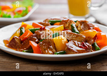 Rindergulasch mit Paprika und grünen Bohnen Stockfoto