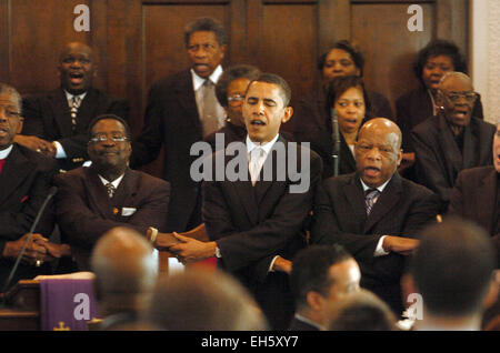 4. März 2007 - betet Selma, Alabama, US - Präsidentschaftskandidat Senator aus Illinois Barack Obama während eines Gottesdienstes an der historischen Brown Kapelle African Methodist Episcopal Church Sonntagmorgen vor dem Marsch zum Gedenken an den "Bloody Sunday" Stimmrechte März 1965. (Kredit-Bild: © Erik Lesser/ZUMAPRESS.com) Stockfoto