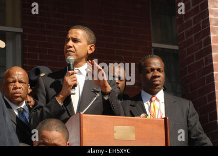 4. März 2007 - spricht Selma, Alabama, US - Präsidentschaftskandidat Senator aus Illinois Barack Obama während einer Kundgebung außerhalb Brown Kapelle vor marschieren mit einem Publikum über die Edmund Pettus Bridge zum Gedenken an den "Bloody Sunday" Stimmrechte März 1965. (Kredit-Bild: © Dana Mixer/ZUMA Press) Stockfoto