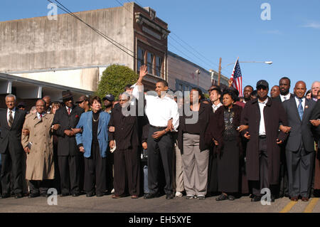 4. März 2007 - Märsche Selma, Alabama, US - Präsidentschaftskandidat Senator aus Illinois Barack Obama mit einem Publikum über Edmund Pettus Bridge, die 1965 "Bloody Sunday" Stimmrechte März 1965 zu gedenken. (Kredit-Bild: © Dana Mixer/ZUMA Press) Stockfoto