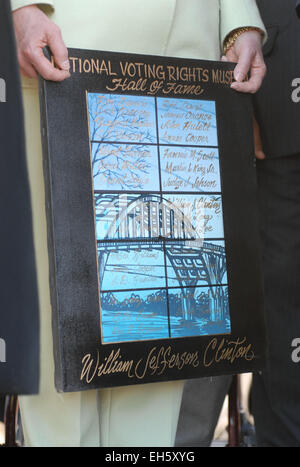 4. März 2007 - Selma, Alabama, US - Senatorin Hillary Clinton hält die Plaque, ehemaliger Präsident Bill Clinton nach wird in der nationalen Abstimmung Rechte Hall Of Fame aufgenommen nach marschieren mit einem Publikum über die Edmund Pettus Bridge zum Gedenken an die Stimmrechte von 1965 "Bloody Sunday" März 4. März 2007 in Selma, Alabama gegeben. Die 1965 Marsch, der von Selma nach Montgomery, Alabama Polizei gehen setzte Tränengas und schlagen zurück die Demonstranten, als sie die Pettus Bridge erreichten. (Kredit-Bild: © Dana Mixer/ZUMA Press) Stockfoto