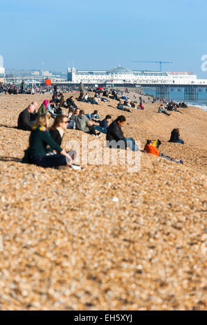 Brighton, East Sussex, UK. 7. März 2015. UK Wetter: A busy Day auf Brighton Meer als Menschen kommen, um einen schönen Tag von blauem Himmel und Frühlingssonne genießen. Wie die Sonne über Brightons verlassenen West Pier hundert Stare ist erstellen Sie ein spektakuläres Feuerwerk für die Besucher, bevor sie für den Abend Schlafplatz. Das gute Wetter wird voraussichtlich für den Rest des Wochenendes fortgesetzt. Bildnachweis: Francesca Moore/Alamy Live-Nachrichten Stockfoto