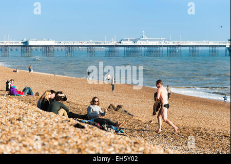 Brighton, East Sussex, UK. 7. März 2015. UK Wetter: A busy Day auf Brighton Meer als Menschen kommen, um einen schönen Tag von blauem Himmel und Frühlingssonne genießen. Wie die Sonne über Brightons verlassenen West Pier hundert Stare ist erstellen Sie ein spektakuläres Feuerwerk für die Besucher, bevor sie für den Abend Schlafplatz. Das gute Wetter wird voraussichtlich für den Rest des Wochenendes fortgesetzt. Bildnachweis: Francesca Moore/Alamy Live-Nachrichten Stockfoto
