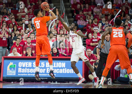 Raleigh, NC, USA. 7. März 2015. Syrakus G Michael Gbinije (0) während der NCAA Basketball-Spiel zwischen Syrakus und NC State in PNC Arena am 7. März 2015 in Raleigh, North Carolina. Jacob Kupferman/CSM/Alamy Live-Nachrichten Stockfoto