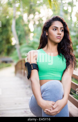 Fitness-Frau ihren Körper im park Stockfoto