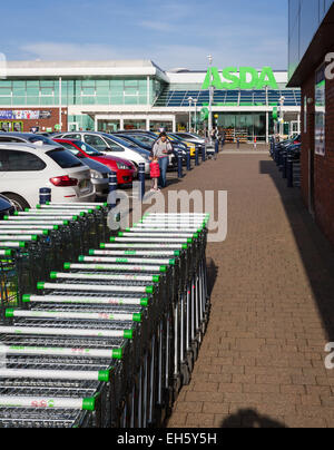 Stapel von Trollies außerhalb einer ASDA Supermarkt Supermarkt in Horwich Stockfoto