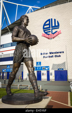 Bronzestatue des Nat Lofthouse, Bolton Wanderers Legende, außerhalb des Stadions Macron (ehemals Reebok) in Horwich, Bolton. Stockfoto