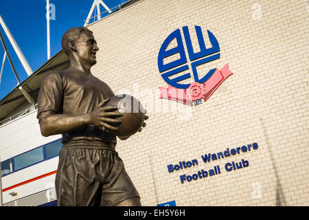 Bronzestatue des Nat Lofthouse, Bolton Wanderers Legende, außerhalb des Stadions Macron (ehemals Reebok) in Horwich, Bolton. Stockfoto