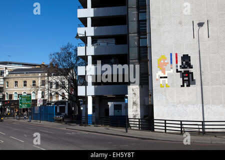 Star Wars Streetart vom französischen Künstler Space Invader auf der Great Eastern Street Parkplatz Curtain Road, London, UK. Stockfoto