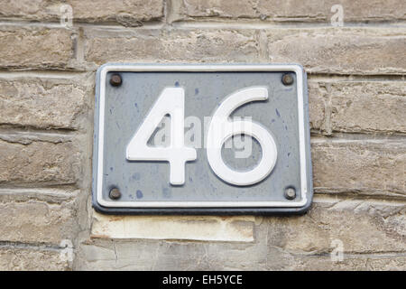 Nummer 46 auf der Wand eines Hauses, Detail einer Reihe von Informationen, gerade Zahl Stockfoto