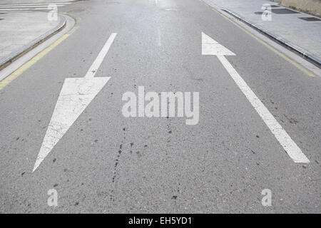 Richtungspfeile auf Asphalt, Zeichen der Verkehr auf einer Straße Stockfoto