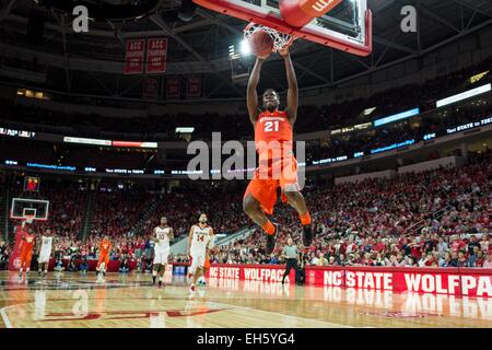 Raleigh, NC, USA. 7. März 2015. Syrakus F Tyler Roberson (21) während der NCAA Basketball-Spiel zwischen Syrakus und NC State in PNC Arena am 7. März 2015 in Raleigh, North Carolina. Jacob Kupferman/CSM/Alamy Live-Nachrichten Stockfoto