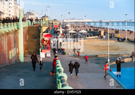 Brighton, East Sussex, UK. 7. März 2015. UK Wetter: A busy Day auf Brighton Meer als Menschen kommen, um einen schönen Tag von blauem Himmel und Frühlingssonne genießen. Wie die Sonne über Brightons verlassenen West Pier hundert Stare ist erstellen Sie ein spektakuläres Feuerwerk für die Besucher, bevor sie für den Abend Schlafplatz. Das gute Wetter wird voraussichtlich für den Rest des Wochenendes fortgesetzt. Bildnachweis: Francesca Moore/Alamy Live-Nachrichten Stockfoto