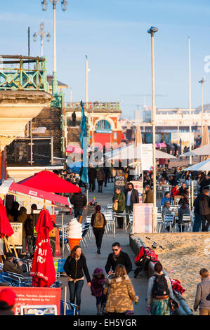 Brighton, East Sussex, UK. 7. März 2015. UK Wetter: A busy Day auf Brighton Meer als Menschen kommen, um einen schönen Tag von blauem Himmel und Frühlingssonne genießen. Wie die Sonne über Brightons verlassenen West Pier hundert Stare ist erstellen Sie ein spektakuläres Feuerwerk für die Besucher, bevor sie für den Abend Schlafplatz. Das gute Wetter wird voraussichtlich für den Rest des Wochenendes fortgesetzt. Bildnachweis: Francesca Moore/Alamy Live-Nachrichten Stockfoto