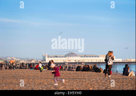 Brighton, East Sussex, UK. 7. März 2015. UK Wetter: A busy Day auf Brighton Meer als Menschen kommen, um einen schönen Tag von blauem Himmel und Frühlingssonne genießen. Wie die Sonne über Brightons verlassenen West Pier hundert Stare ist erstellen Sie ein spektakuläres Feuerwerk für die Besucher, bevor sie für den Abend Schlafplatz. Das gute Wetter wird voraussichtlich für den Rest des Wochenendes fortgesetzt. Bildnachweis: Francesca Moore/Alamy Live-Nachrichten Stockfoto