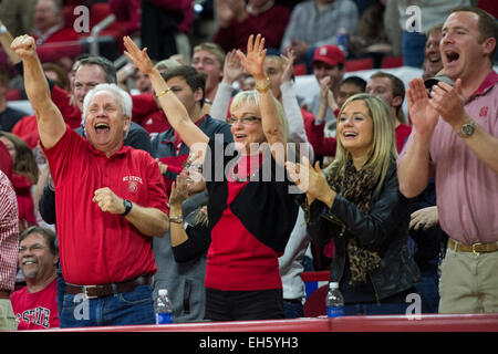 Raleigh, NC, USA. 7. März 2015. NC State Fans während der NCAA Basketball-Spiel zwischen Syrakus und NC State in PNC Arena am 7. März 2015 in Raleigh, North Carolina. Jacob Kupferman/CSM/Alamy Live-Nachrichten Stockfoto