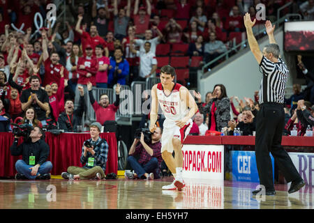 Raleigh, NC, USA. 7. März 2015. NC State macht senior G Staats Schlacht (30) seinen ersten 3-Zeiger des Spiels nach in spät im 4. Quartal bei der NCAA Basketball-Spiel zwischen Syrakus und NC State in PNC Arena am 7. März 2015 in Raleigh, North Carolina ersetzt werden. Jacob Kupferman/CSM/Alamy Live-Nachrichten Stockfoto