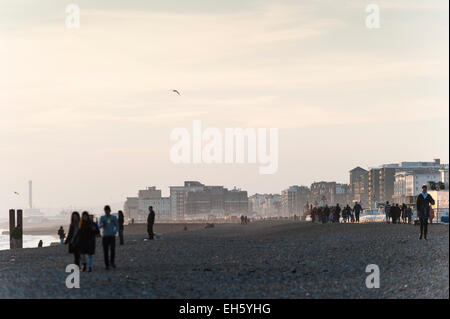 Brighton, East Sussex, UK. 7. März 2015. UK Wetter: A busy Day auf Brighton Meer als Menschen kommen, um einen schönen Tag von blauem Himmel und Frühlingssonne genießen. Wie die Sonne über Brightons verlassenen West Pier hundert Stare ist erstellen Sie ein spektakuläres Feuerwerk für die Besucher, bevor sie für den Abend Schlafplatz. Das gute Wetter wird voraussichtlich für den Rest des Wochenendes fortgesetzt. Bildnachweis: Francesca Moore/Alamy Live-Nachrichten Stockfoto