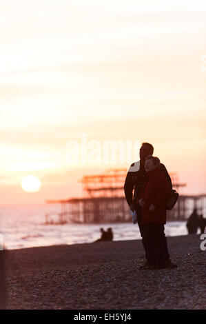 Brighton, East Sussex, UK. 7. März 2015. UK Wetter: A busy Day auf Brighton Meer als Menschen kommen, um einen schönen Tag von blauem Himmel und Frühlingssonne genießen. Wie die Sonne über Brightons verlassenen West Pier hundert Stare ist erstellen Sie ein spektakuläres Feuerwerk für die Besucher, bevor sie für den Abend Schlafplatz. Das gute Wetter wird voraussichtlich für den Rest des Wochenendes fortgesetzt. Bildnachweis: Francesca Moore/Alamy Live-Nachrichten Stockfoto