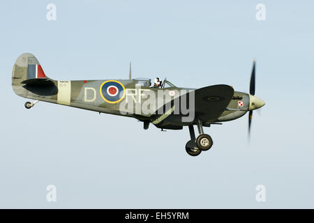 Spitfire Mk Vb AB910 im Endanflug Stockfoto