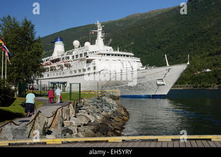 MV Discovery am Liegeplatz in den norwegischen Fjorden Stockfoto