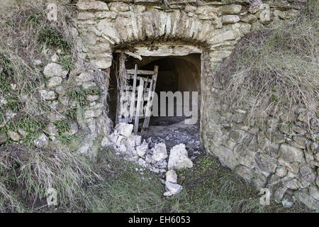 Alten Eingang zu einer Höhle, Detail von einem geheimen Eingang Stockfoto