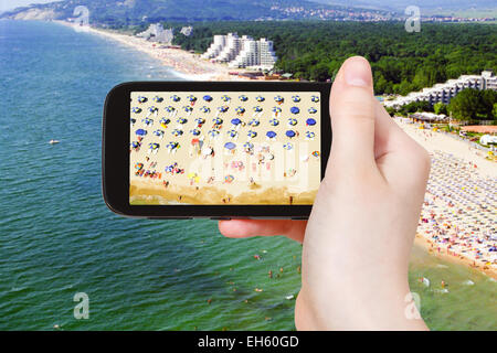 Reisen Sie Konzept - Touristen nehmen Foto Luftaufnahme von Albena Sand Strand auf mobile Gadget, Bulgarien Stockfoto