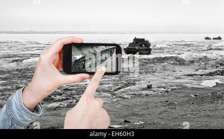 Reisen Sie Konzept - Touristen nehmen Foto Kettenfahrzeugs Eis unterwegs auf mobile Gadget, Anadyr, Tschukotka, Russland Stockfoto