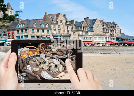 Reisen Sie Konzept - Touristen nehmen Foto der Uferpromenade der Stadt Cancale im Sommertag. Diese Stadt ist "Oyster-Hauptstadt" der Bretagne, Fr Stockfoto