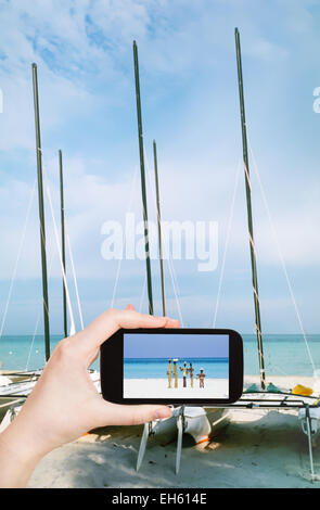 Reisen Sie Konzept - Touristen nehmen Foto der Atlantik-Küste in Varadero auf mobile Gadget, Kuba Stockfoto