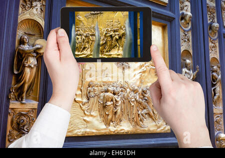 Reisen Sie Konzept - Touristen nehmen Foto von Osttor des Baptisteriums in Florenz auf mobile Gadget, Italien Stockfoto