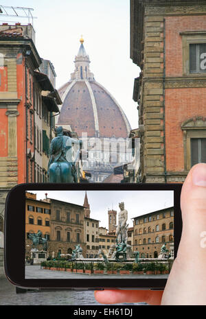 Reisen Sie Konzept - Touristen nehmen Foto von Piazza della Signoria in Florenz auf mobile Gadget, Italien Stockfoto