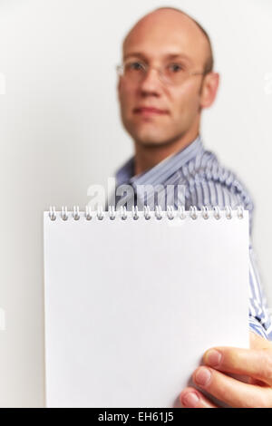 Geschäftsmann zeigt weiße leere Tagebuch Notizbuch Veranstalter Stockfoto
