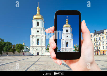 Reisen Sie Konzept - Touristen nehmen Foto von Bell Tower of Saint Sophia Cathedral in Kiew auf mobile Gadget, Ukraine Stockfoto