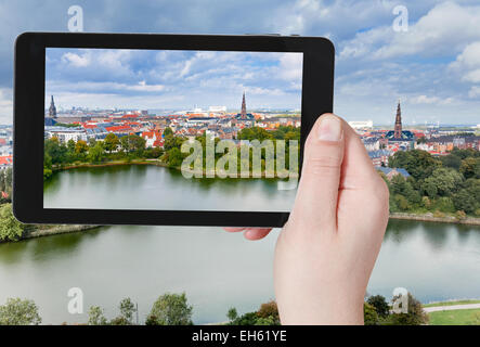 Reisen Sie Konzept - Touristen nehmen Foto von Kopenhagen Zentrum auf mobile Gadget, Dänemark Stockfoto