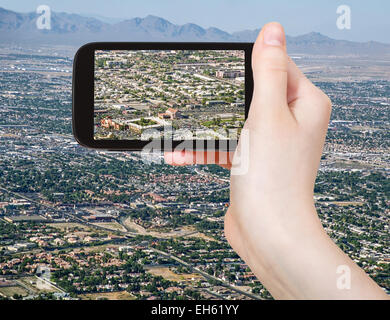 Reisen Sie Konzept - Touristen nehmen Foto von Wohngebiet von Las Vegas auf mobile Gadget, USA Stockfoto