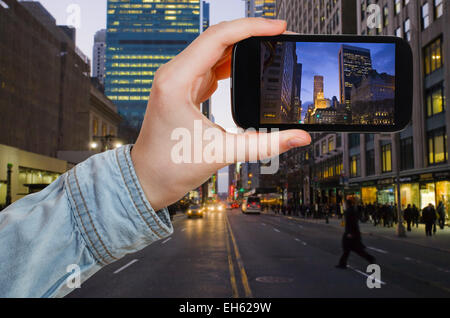 Konzept - Touristen nehmen Foto von New York City Abend auf mobile Gadget zu reisen Stockfoto