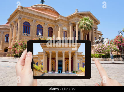 Reisen Sie Konzept - Touristen nehmen Foto des Teatro Massimo - berühmte Opernhaus in Palermo, Sizilien auf mobile Gadget, Italien Stockfoto