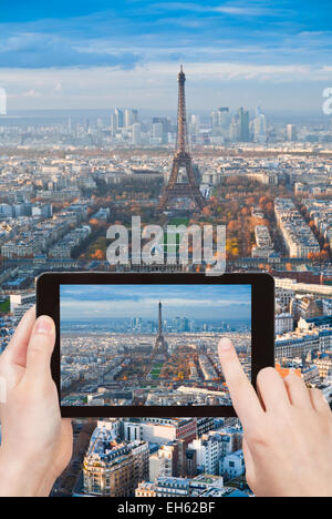 Reisen Sie Konzept - Touristen nehmen Foto von Eiffelturm und Marsfeld in Paris auf mobile Gadget zu Frankreich Stockfoto