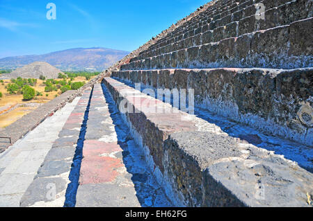 Pyramiden entlang der Avenue of the Dead, Teotihuacan, Mexiko Stockfoto