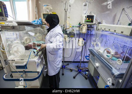 Gaza, Gaza, Palästinensische Gebiete. 1. Oktober 2014. Eine Krankenschwester Frau prüft den Gesundheitszustand des Neugeborenen im Al-Shifa Krankenhaus im Gaza-Streifen. © Celestino Arce/ZUMA Wire/ZUMAPRESS.com/Alamy Live-Nachrichten Stockfoto