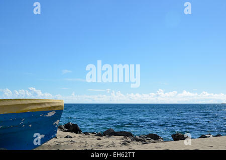 Küsten-Ansicht mit alten Boot und blauen Wasser und Himmel auf Gran Canaria in Spanien Stockfoto