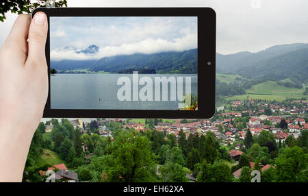 Konzept - Touristen nehmen Foto von Schliersee Stadt - Luftkurort im Bayerischen Alpen unterwegs mobile Gadget, Deutschland Stockfoto