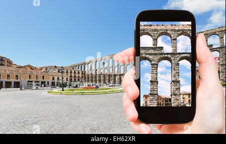 Konzept - Touristen nehmen Foto von antiken römischen Aquädukt von Segovia, Spanien auf mobile Gadget zu reisen Stockfoto