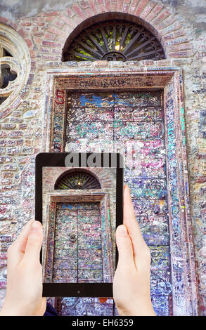 Reisen Sie Konzept - Touristen nehmen Foto Tür von Juliet House (Casa di Giulietta) in Verona auf mobile Gadget, Italien Stockfoto