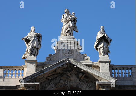 Statuen auf Saint Mary Major Basilica in Rom, Italien Stockfoto