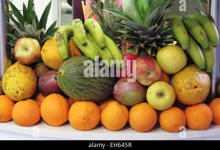 Tablett mit einer Komposition von frischen Früchten Stockfoto