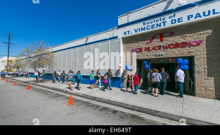 Los Angeles, Kalifornien, USA. 7. März 2015. Familien Line-up zu gespendeten Schuhe von Schuh-Palast-Schuh-Kette und Converse außerhalb der Gesellschaft von St. Vincent de Paul, Rat von Los Angeles auf Samstag, 7. März 2015. Viele Familien in Los Angeles haben, zwischen Essen und Schuhe zu wählen. Als Reaktion darauf die Gesellschaft von St. Vincent de Paul, Rat von Los Angeles; Non-Profit-katholisch; der Schuh-Palast Schuh-Kette und Converse und verschenkte 150 paar neue Converse Chuck Taylor Schuhe zu Los Angeles Kinder. © Jonathan Alcorn/ZUMA Draht/Alamy Live-Nachrichten Stockfoto