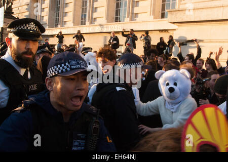 London, UK. 7. März 2015. Anschluss an das Klima durch London, maskierten Anarchisten und Umweltaktivisten Zusammenstoß mit der Polizei nach einem abtrünnigen Protest gegen Shell-Haus. Bild: Ein Mann gekleidet in ein Eisbär Suitlooks auf als eine TSG Offizier schreit Aktivisten blockieren den Weg des einen Polizeiwagen mit einem Kollegen der Demonstranten verhaftet früher. Bildnachweis: Paul Davey/Alamy Live-Nachrichten Stockfoto